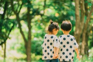 女の子と男の子が手を繋ぐ様子