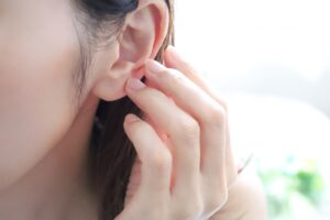 耳を触る女性