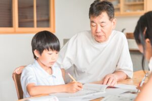 勉強を教わる様子