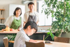 リビングで勉強する様子