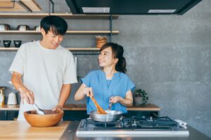 夫婦で料理をする様子